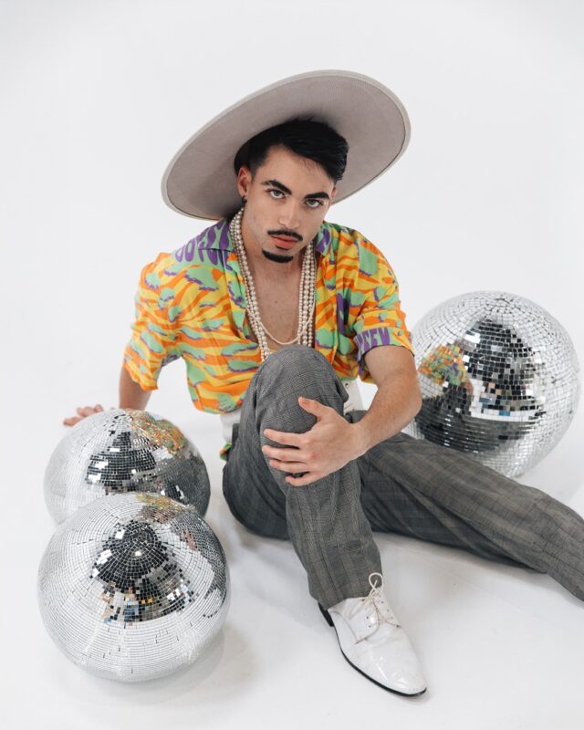 ✨Editorial Content Day - parte 12Una de las 5 sesiones que hicimos en el workshop para fotógrafos el mes pasado, junto a este equipo espectacular 👇🏼👇🏼Producción y fotos: @rockandshooting.studio
Asistente creativo: @paintsmysoul
Vestuario: @theventscompany
Modelo: @rafa.lopezzz
MUA: @_salmarina & @wondermua_ali
Peinado: @gruponebro @luciana27flor @delvalleslourdes
Estudio: @alquilavisualSi te gustaría formar parte del próximo, escribime que ya abrimos la lista de espera 🤘🏼#worshopfotografia #workshopphotography #workshopphoto #fotografomalaga #malagafotografia #retratocreativo #editorialcontentday #editorialfotografico #sesiondefotosmalaga #workshopcreativo