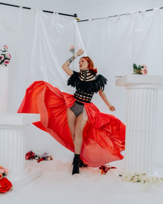 ✨Editorial Content Day - parte 3Una de las 5 sesiones que hicimos en el workshop para fotógrafos el mes pasado, junto a este equipo espectacular 👇🏼👇🏼Producción y fotos: @rockandshooting.studio
Asistente creativo: @paintsmysoul
Vestuario: @theventscompany
Modelo: @quimera_life
MUA: @_salmarina & @wondermua_ali
Peinado: @gruponebro @luciana27flor @delvalleslourdes
Estudio: @alquilavisualSi te gustaría formar parte del próximo, escribime que ya abrimos la lista de espera 🤘🏼#worshopfotografia #workshopphotography #workshopphoto #fotografomalaga #malagafotografia #retratocreativo #editorialcontentday #editorialfotografico #sesiondefotosmalaga #workshopcreativo